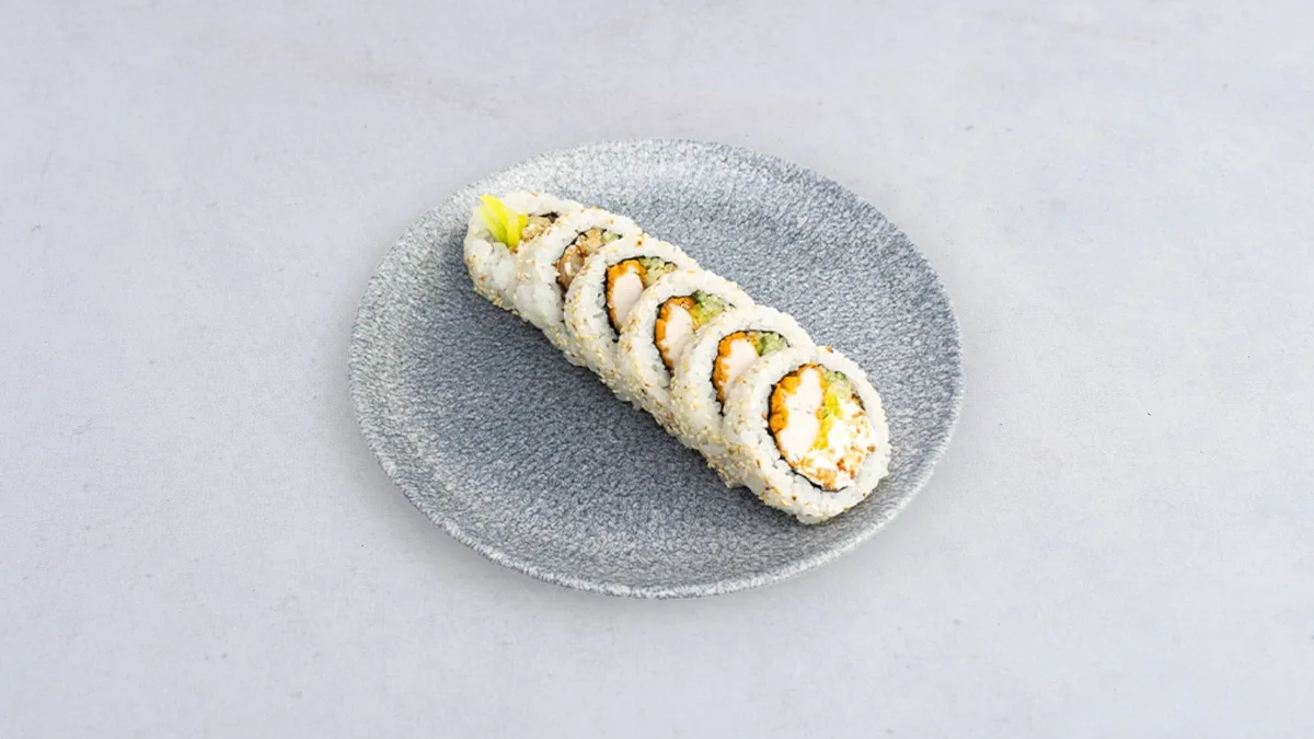 Uramaki z kurczakiem i kremową sałatką z kimchi 6 szt.