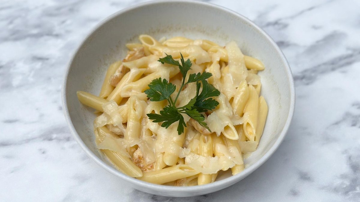 Penne Pasta kana-koore kastmega ja juustuga