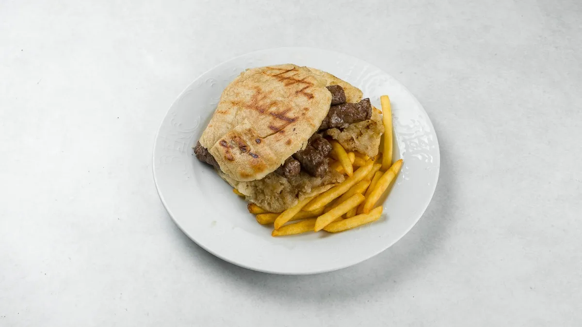 Ćevapi u lepinji s prženim krumpirom