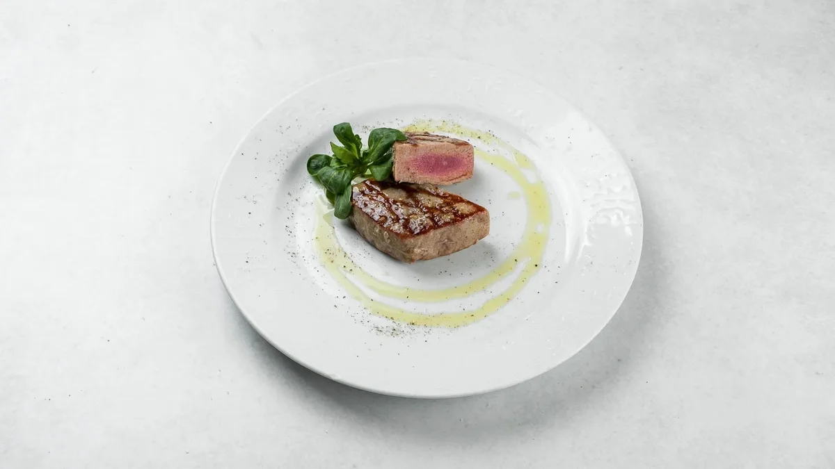 Tuna steak s grilla