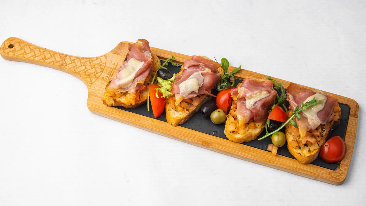 Brusketi sa pršutom i parmezanom