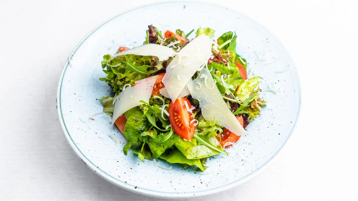 Miks zelenih salata sa čerijem i parmezanom