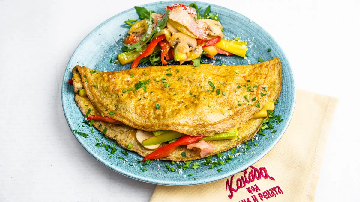 Omlet sa povrćem, slaninicom i kremom od tartufa