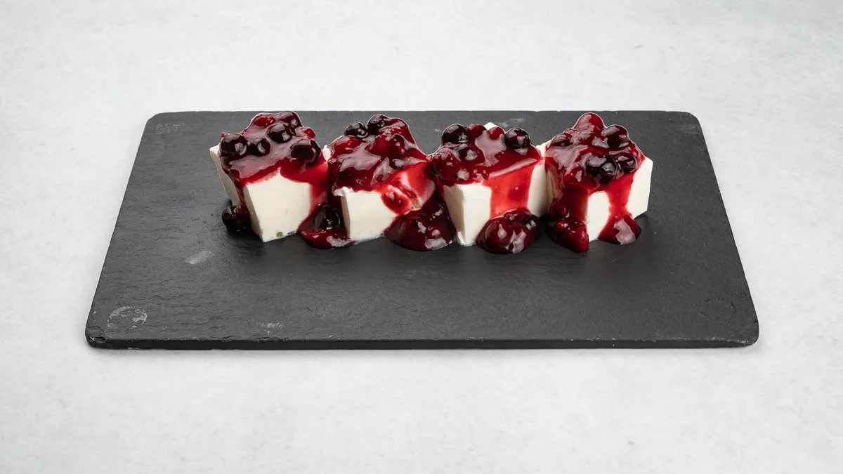 Panna Cotta sa šumskim voćem