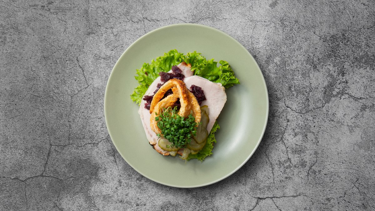 Smørrebrød med flæskesteg