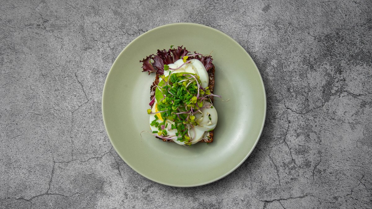 Smørrebrød med æg/avocado