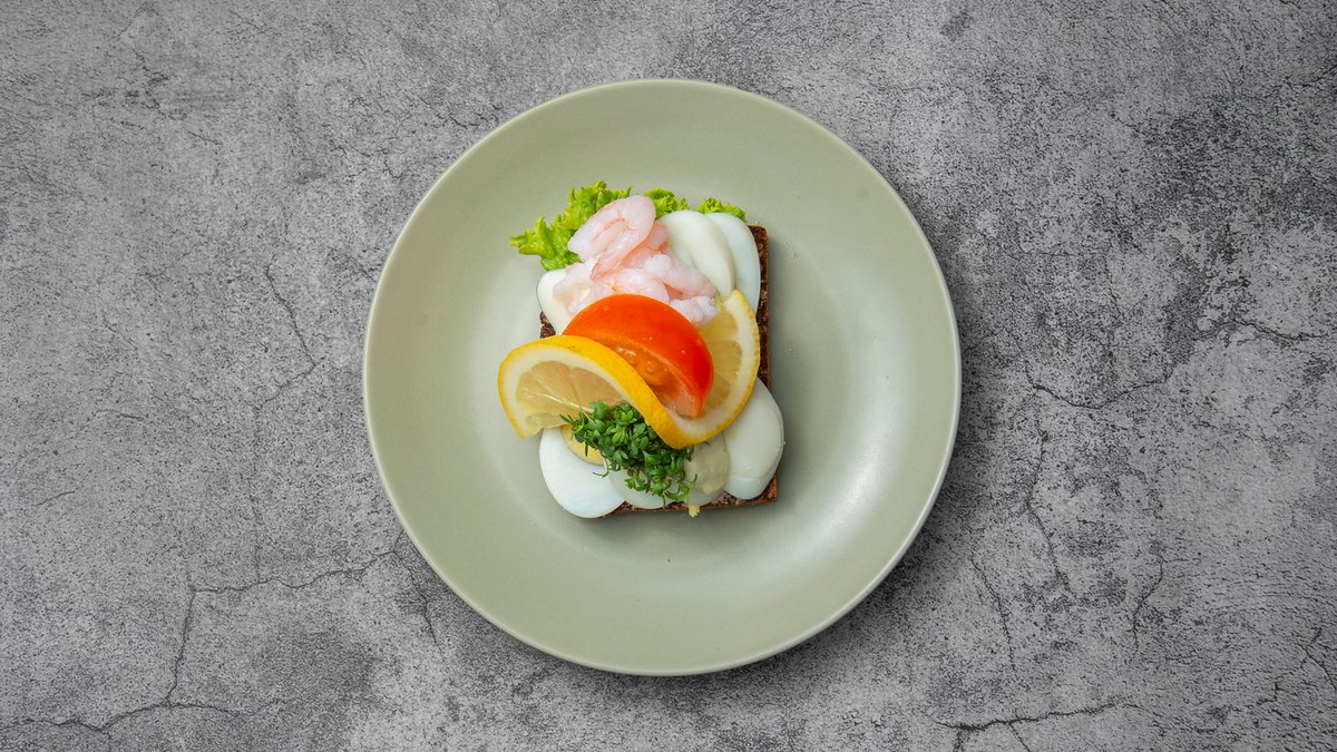 Smørrebrød med æg/rejer