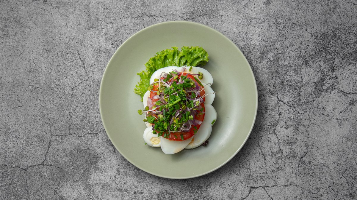 Smørrebrød med æg/tomat