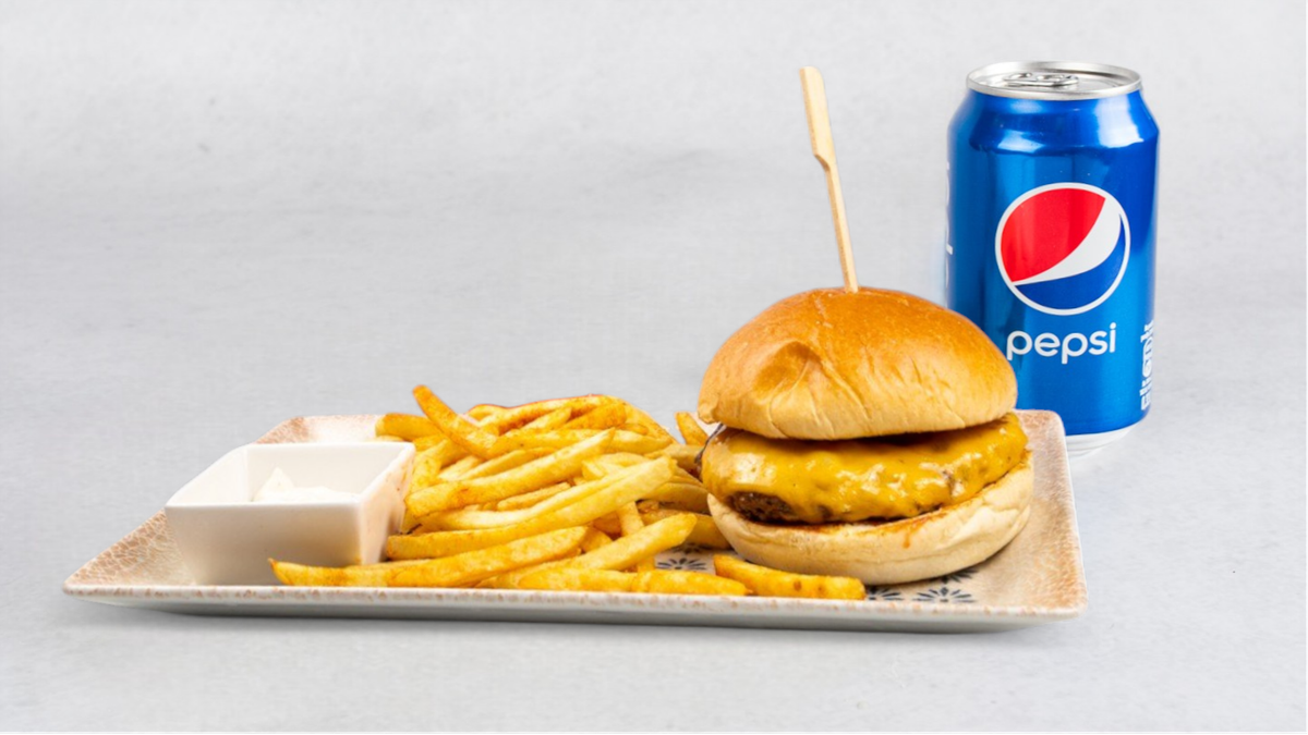 Classic cheese burger in pijača