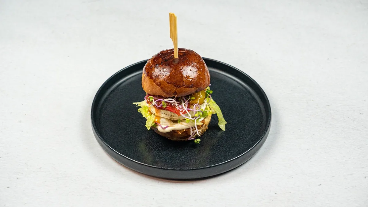 Burger s kozím sýrem (menu)