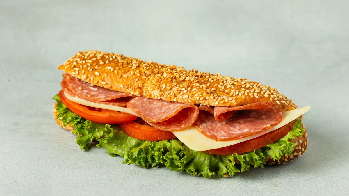 Sandwich με Γραβιέρα, Σαλάμι Αέρος, Ντομάτα και Λόλα