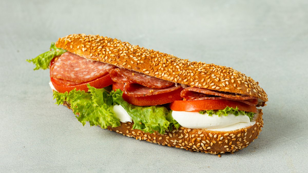 Sandwich με Philadelphia, Σαλάμι Αέρος, Ντομάτα και Λόλα
