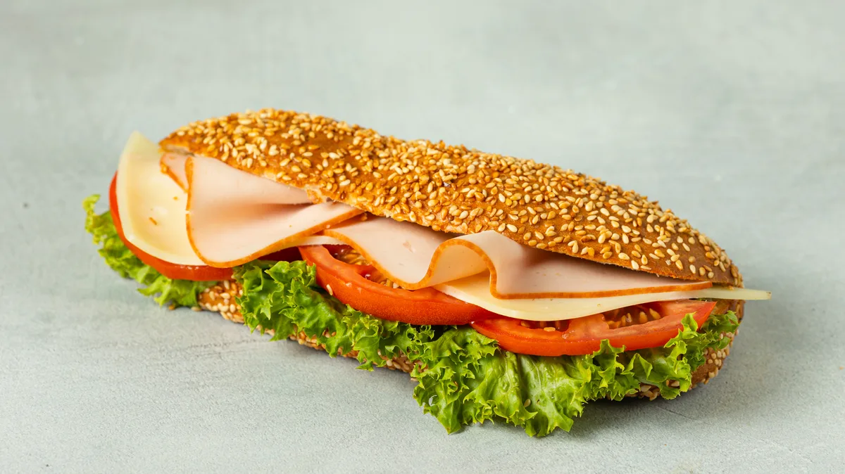 Sandwich με Philadelphia, Γαλοπούλα, Ντομάτα και Λόλα