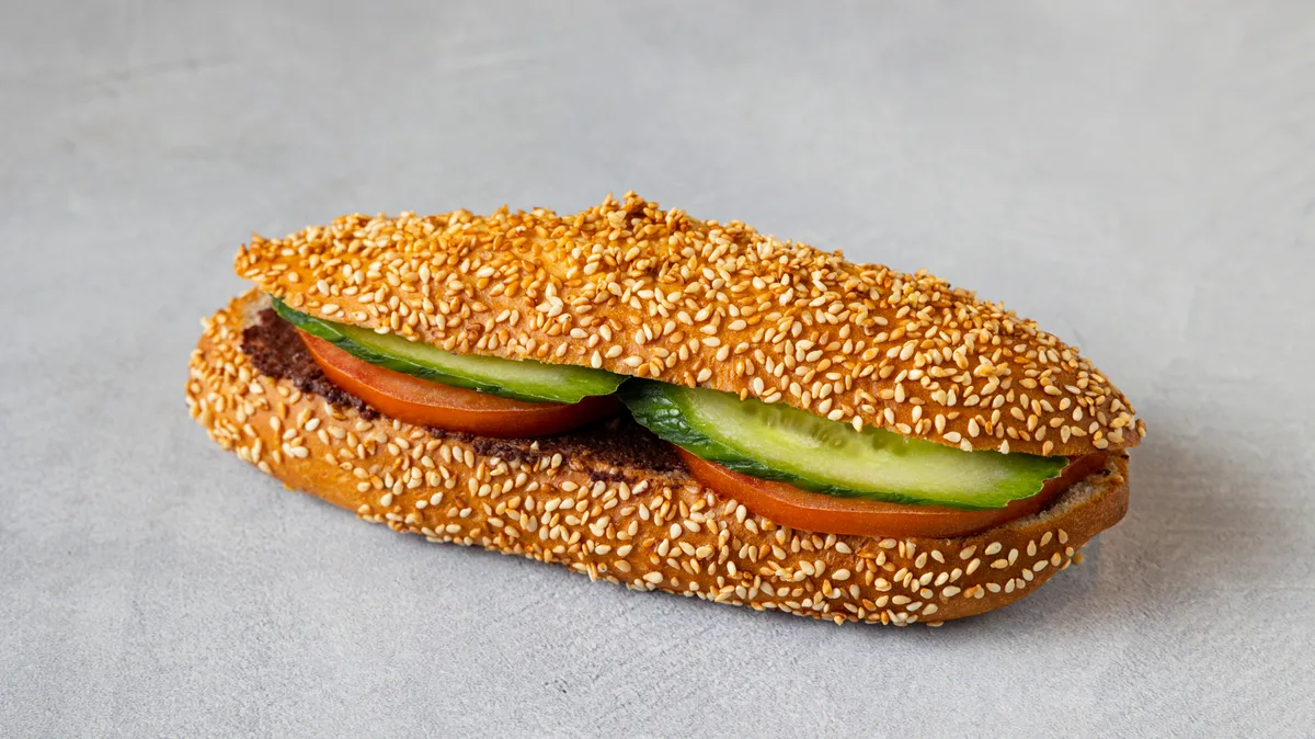 Sandwich Πάστα Ελιάς με Αγγούρι και Ντομάτα