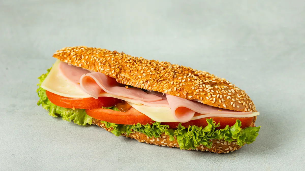Sandwich με Καπνιστό τυρί, Κοτόπουλο και Μαγιονέζα