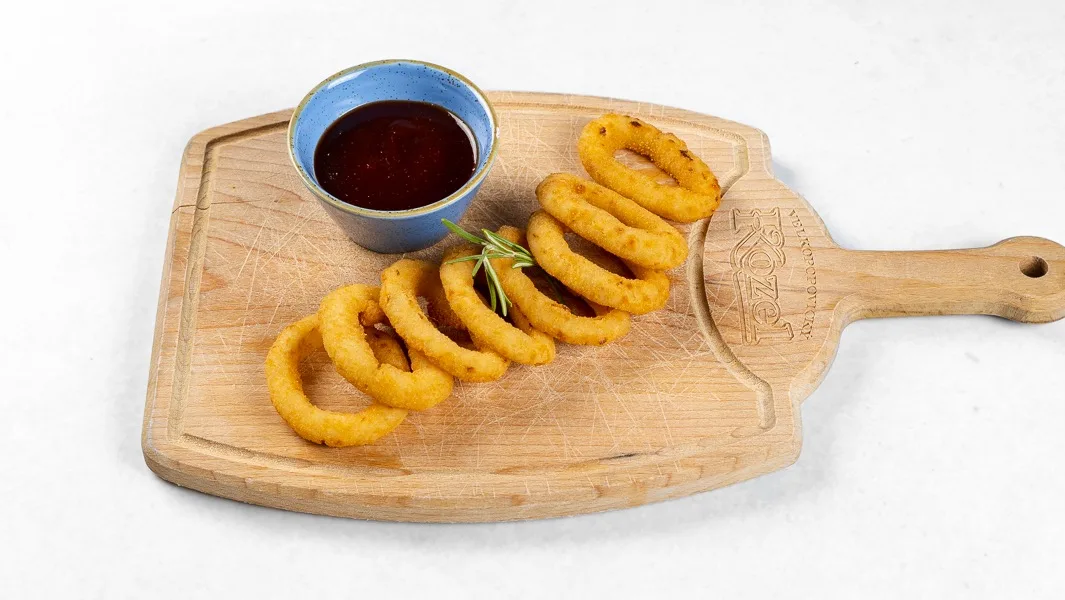 Čebulni obročki z BBQ omako