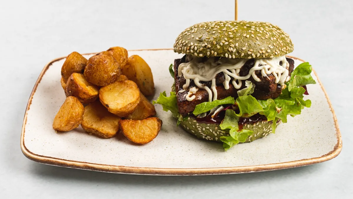 Veganski burger s krompirčkom
