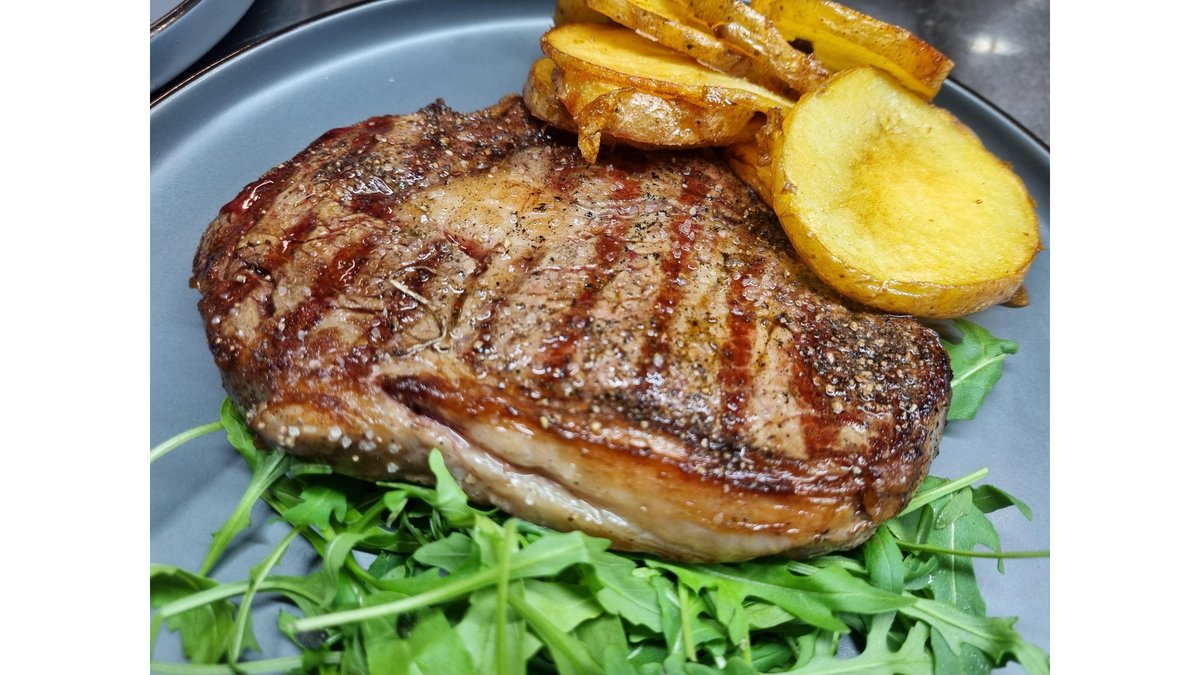 Rib-Eye Steak Black Angus cu rondele de cartof copt la cuptor cu unt sarat si seminte