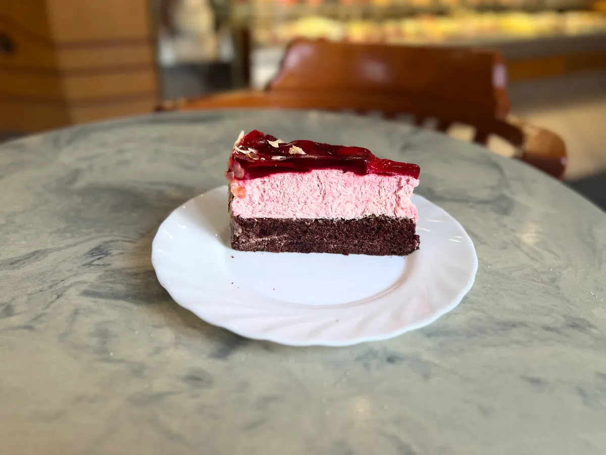 Cukormentes tejszínes epertorta szelet