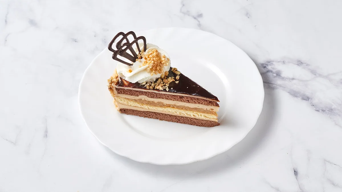 Sós-karamellás mogyoró torta szelet