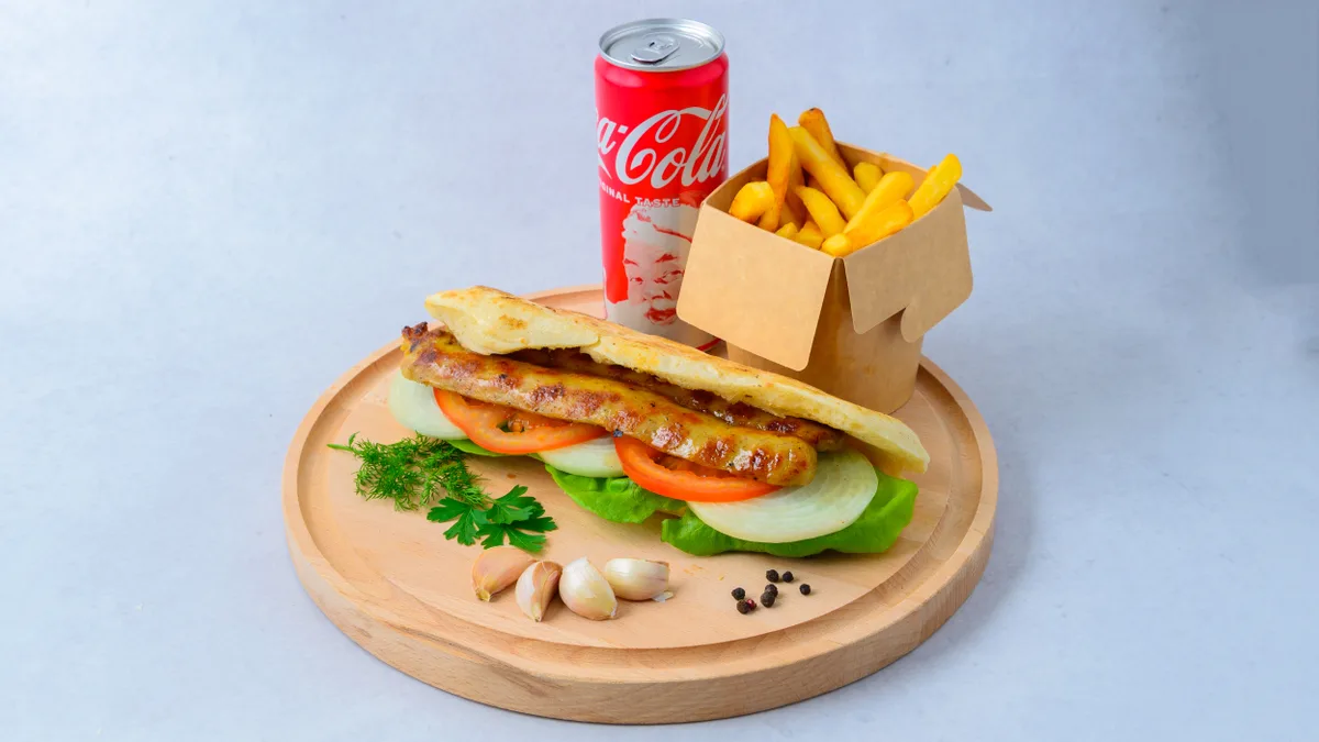 Obrok: Šiš kobasica + pomfrit + Coca-Cola