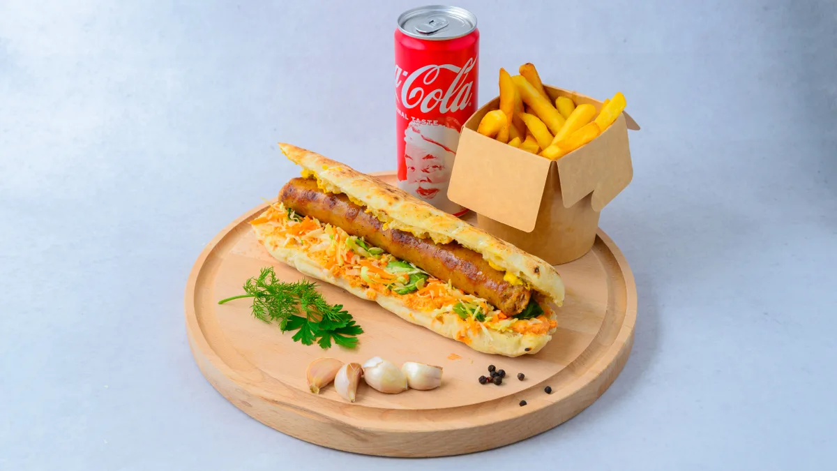 Obrok: Kobasica + pomfrit + Coca-Cola