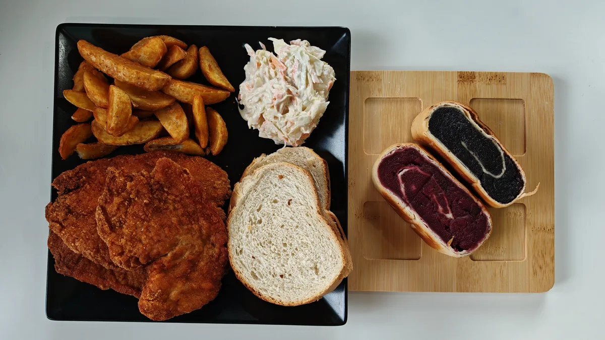 Pohovano belo meso 300g + pekarski krompir 120g + salata dana + dezert dana