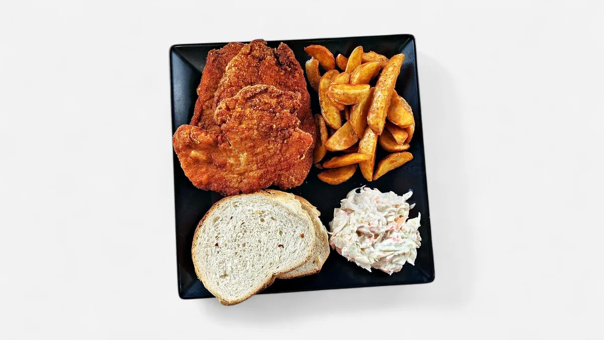 Pohovano belo meso 300g + pekarski krompir 120g + salata dana + hleb AKCIJA