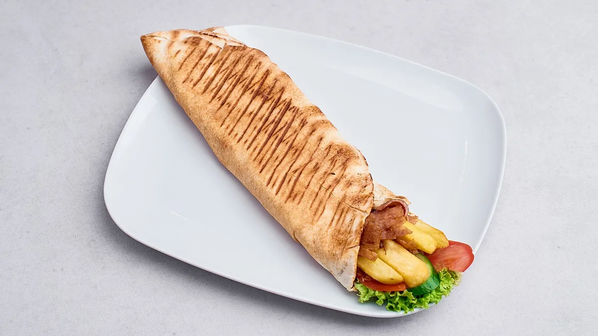 Kebab kanapka z frytkami