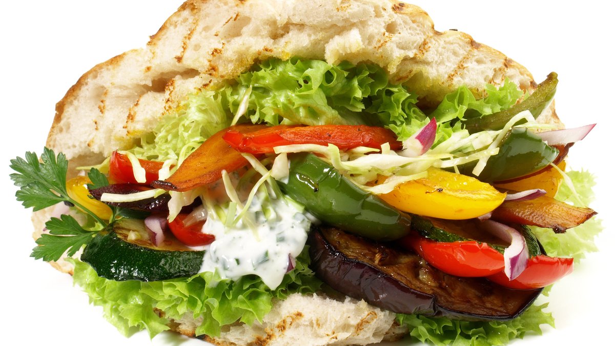 Vegetariánský kebab se sýrem a olivami