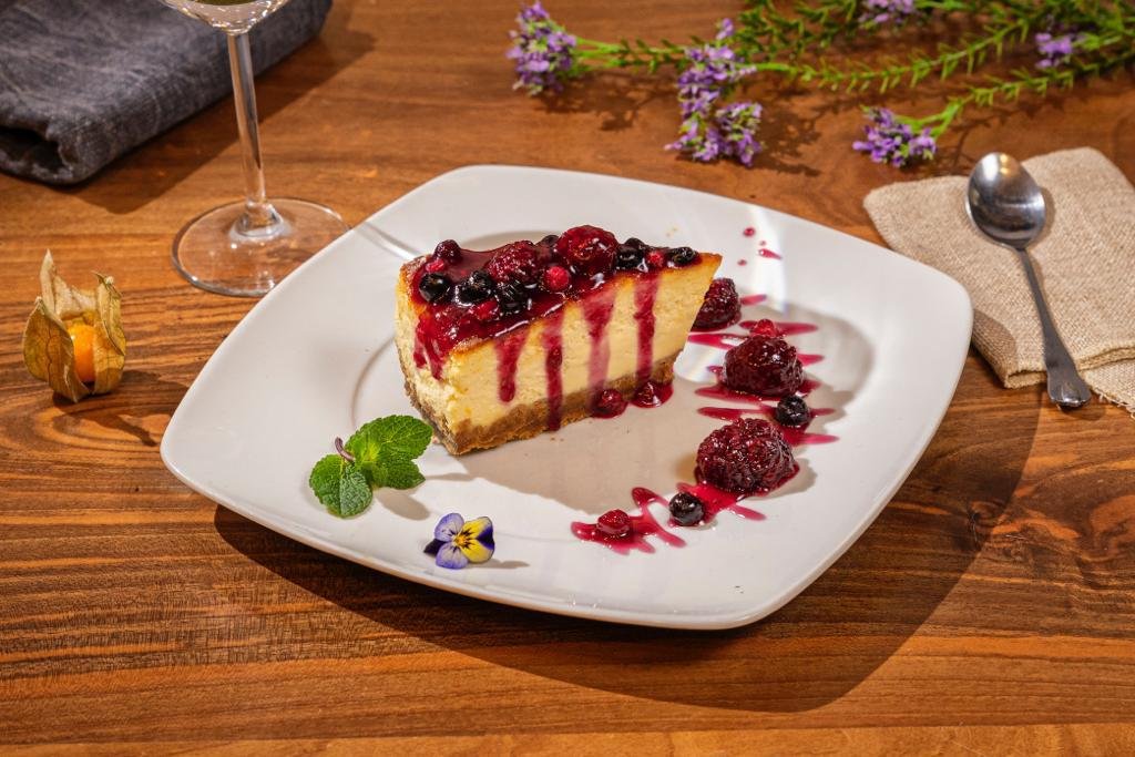 CHEESE CAKE CU SOS DE FRUCTE DE PADURE