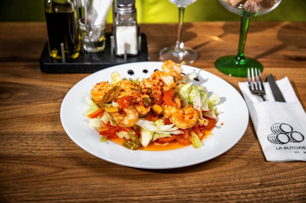 FRIGARUI DE CREVETI PICANTI/SALATA MOZAIC