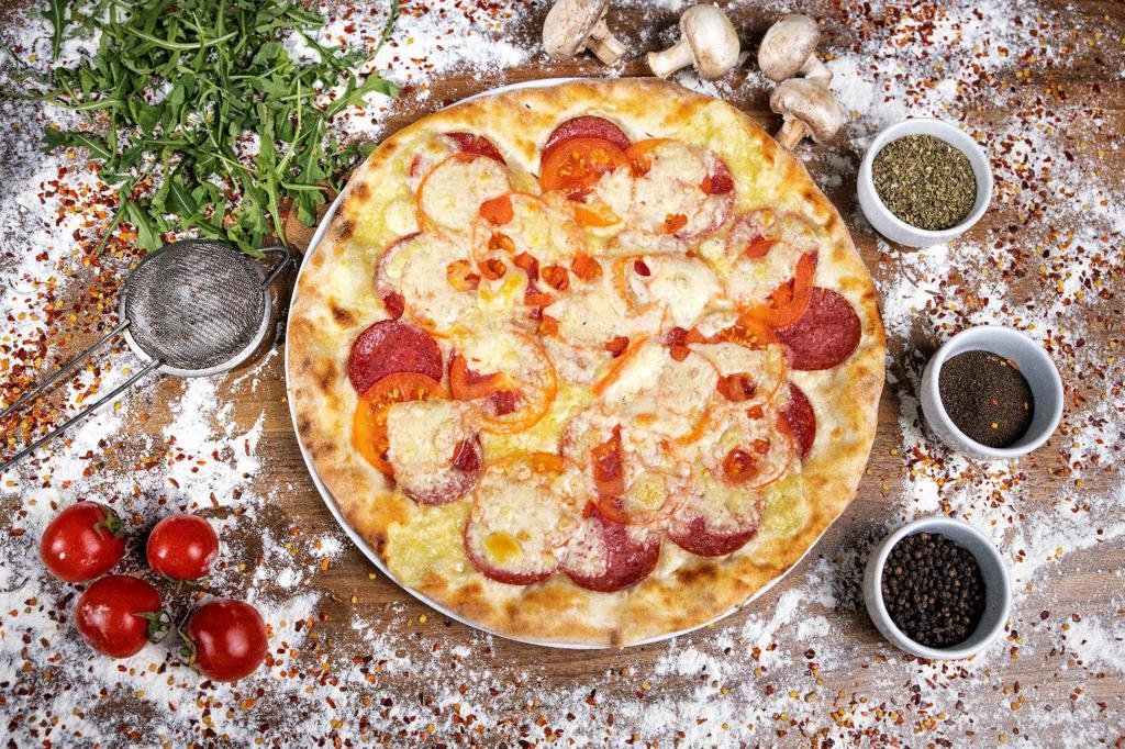 PIZZA SPECIALA CU ROSII