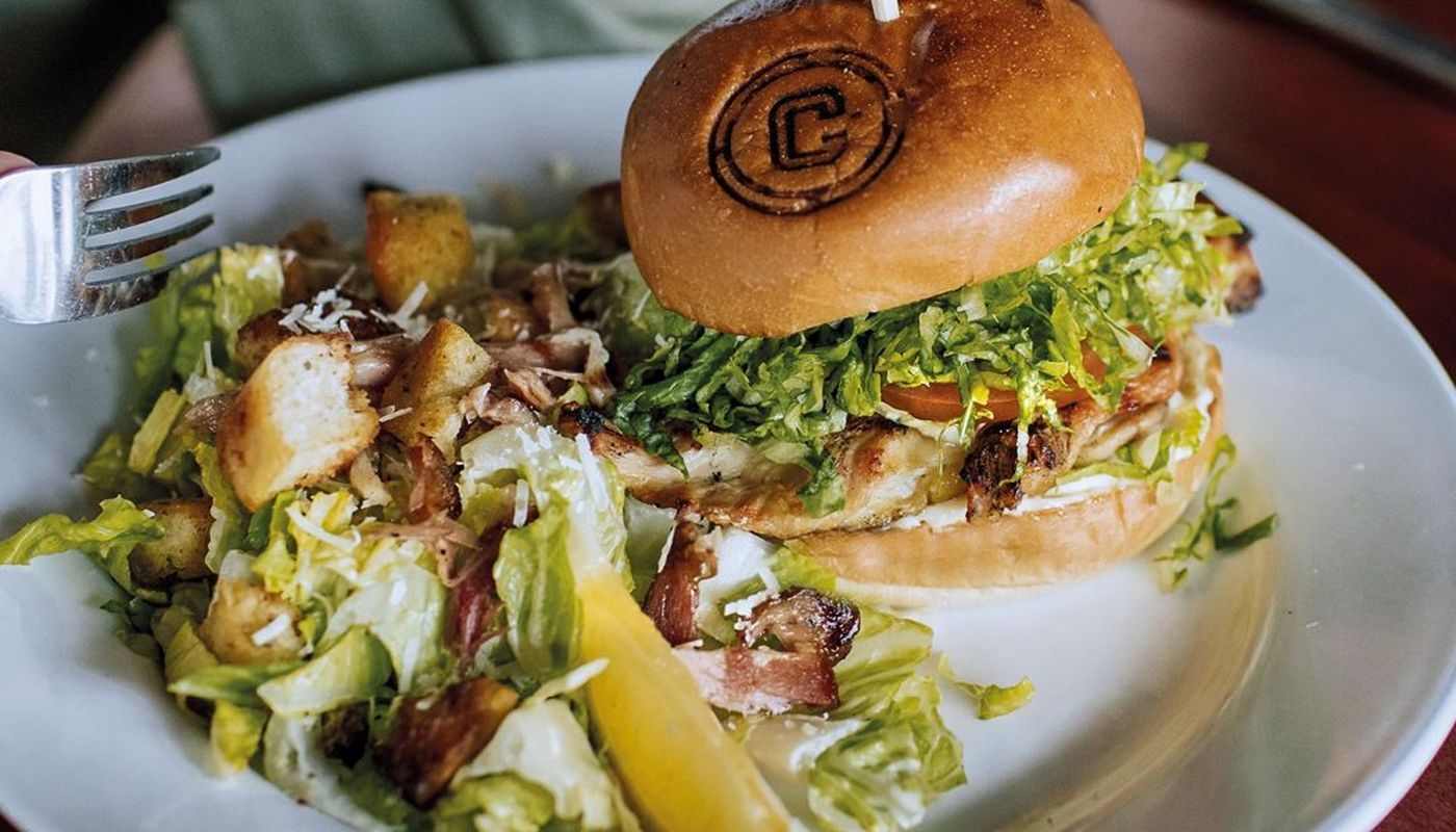 Burger poulet and César / Chicken burger and Caesar salad