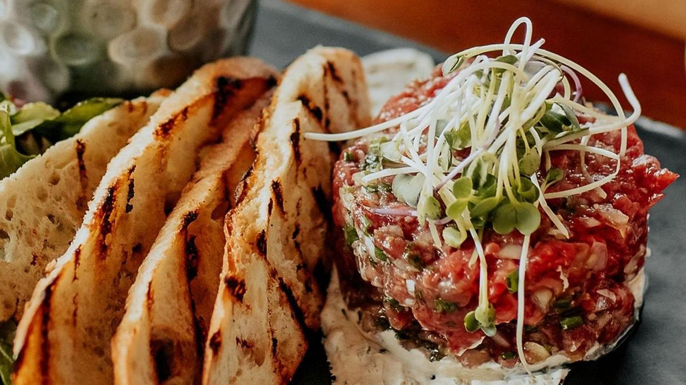Tartare de bœuf (entrée) / Beef Tartare (Appetizer)