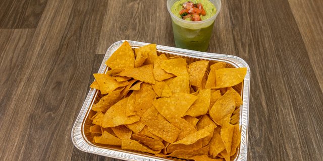 Chips and Guasacaca Tray