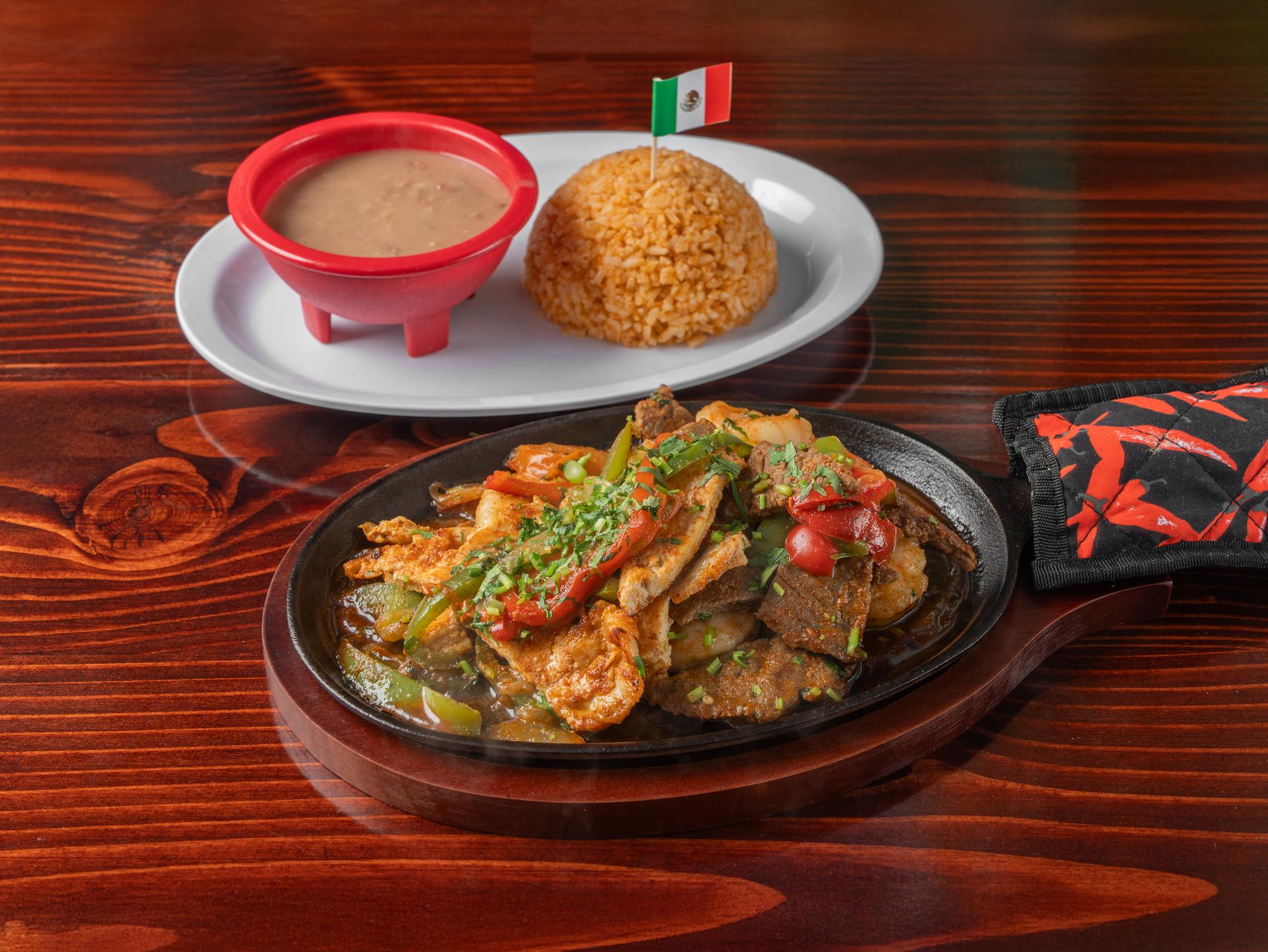 Mixta: Pollo, Bistec y Camarón / Mixed: Chicken, Steak, and Shrimp