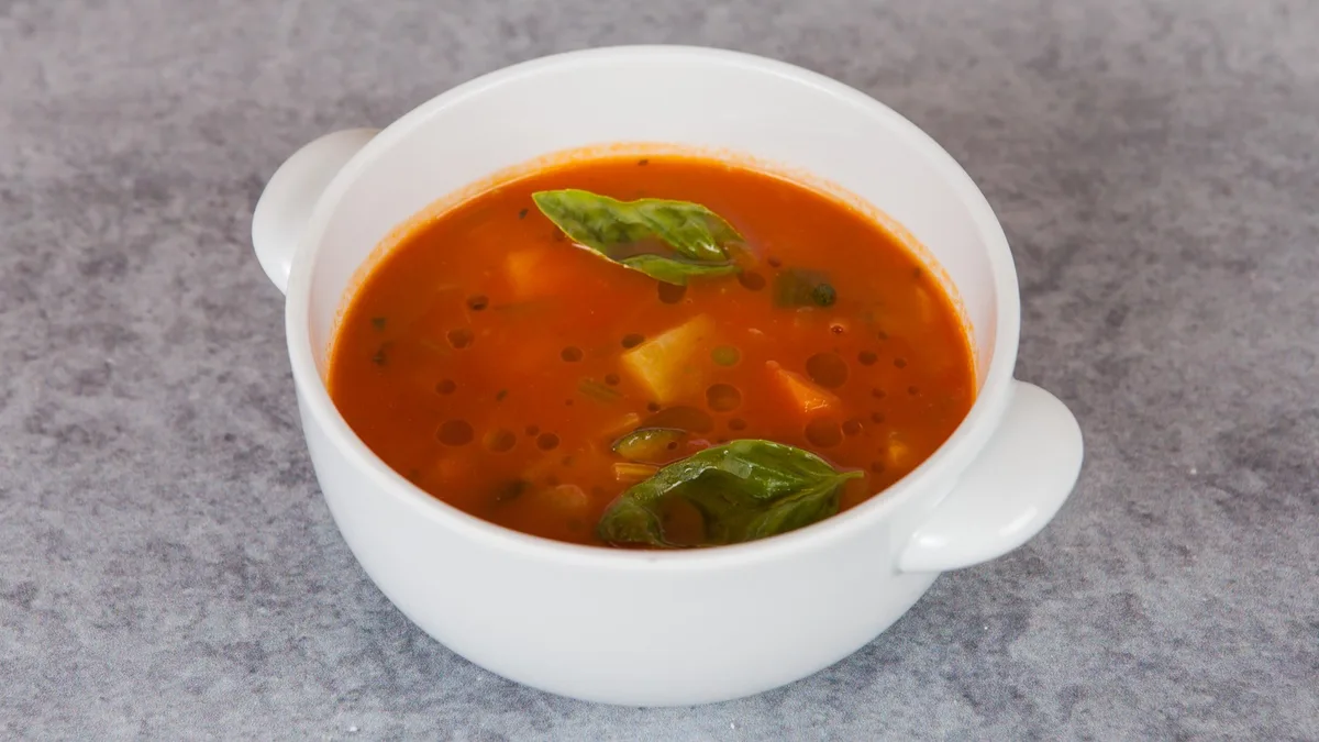 Minestrona od 14 vrsta povrća i teletinom