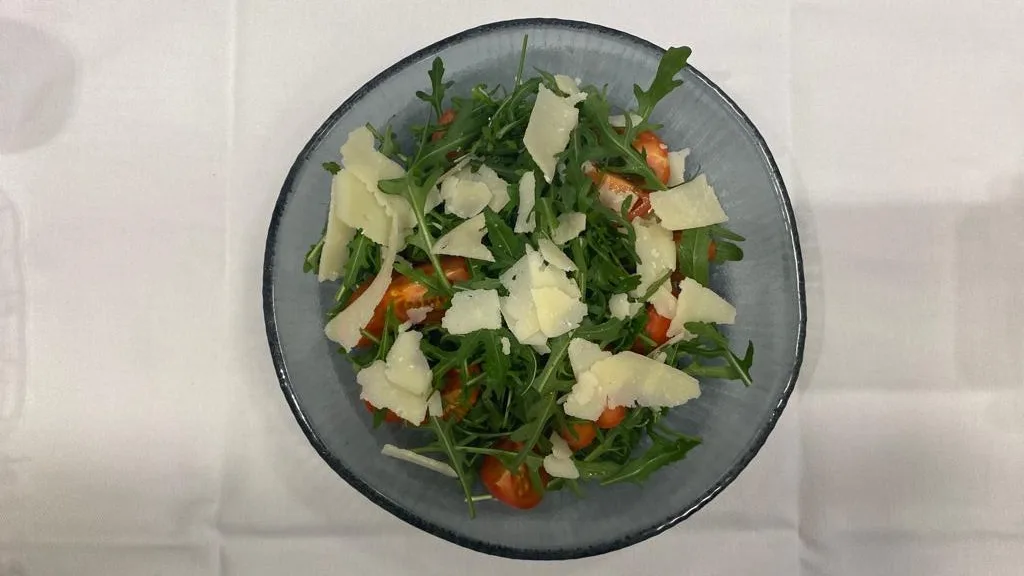 Rukola, čeri paradajz i grana padano