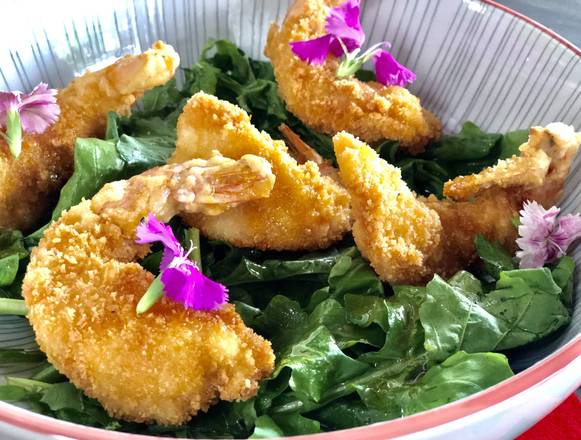 Ensalada de Arúgula con Camarones Al Panko y Miel de Ají