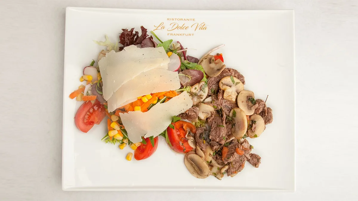 Insalata con Fettine di Filetto di Manzo e Funghi alla Griglia
