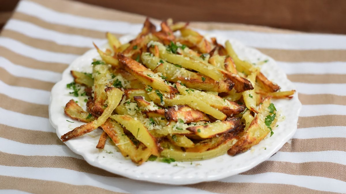 Cartofi prajiti cu mozzarella rasa si ceapa crispy