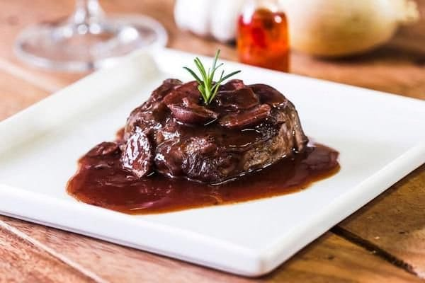 Escalopinho de Filé Mignon com Molho Madeira