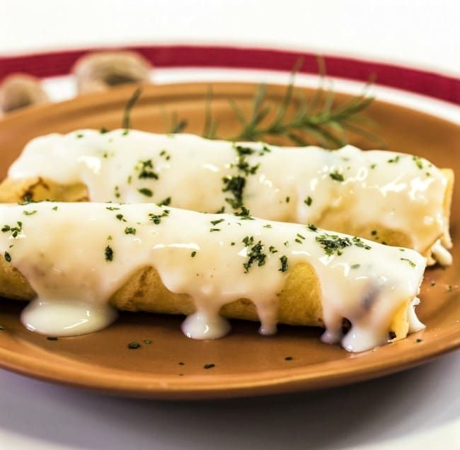 Panqueca de Queijo com Molho Branco