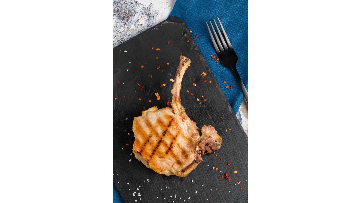 Cotlet de porc cu os, la grătar