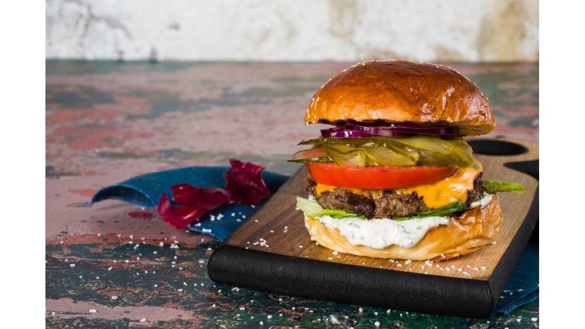 Meniu Burger de vită Black Angus cu cartofi