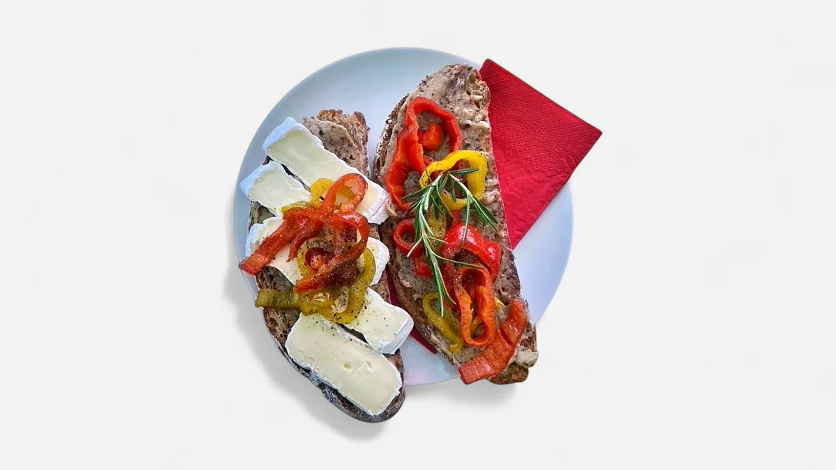 Frühstücksbrot mit Dattel-Walnussbutter, Camembert and Paprikagemüse