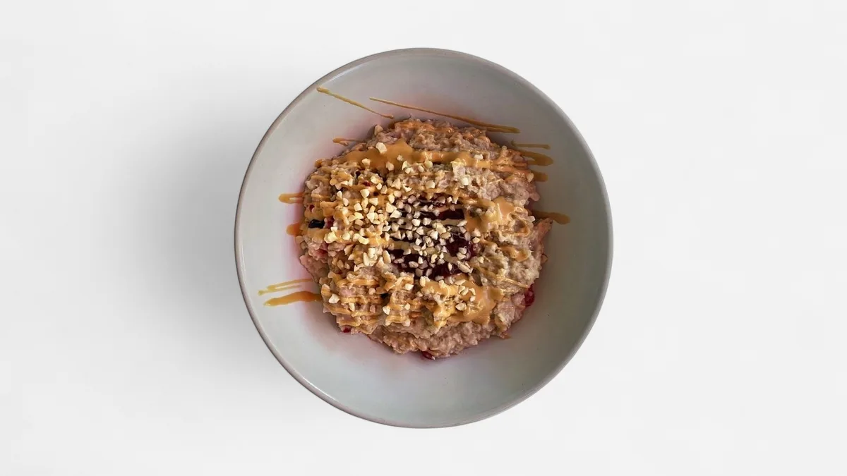 Nussmus and Beeren Porridge mit Mandeln and Ahornsirup