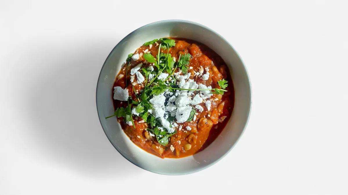 Shakshuka mit Feta and Sauerteigbrot