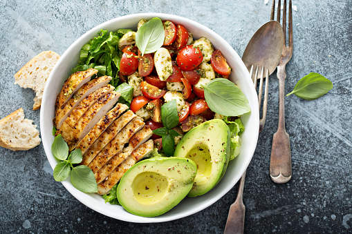 Bowl de Quinoa Pollo César